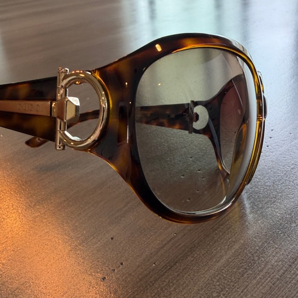 Gucci Authentic Like New Sunglasses - Picture 3 of 7